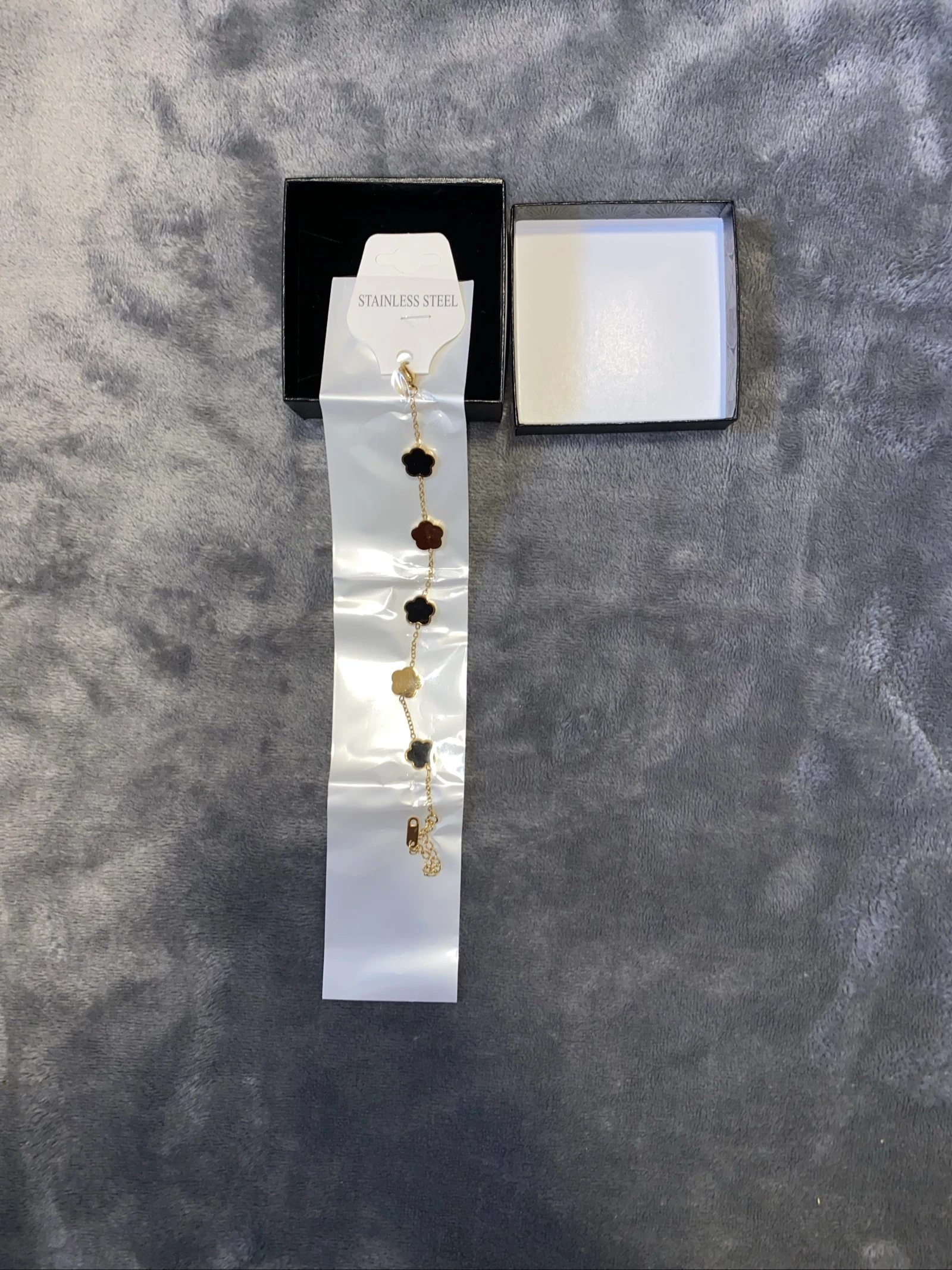 Pulsera estilo dorada y negra • Acero Inoxidable